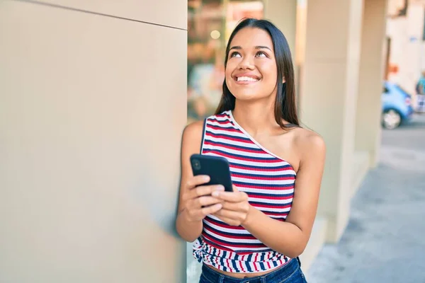 Joven Chica Latina Sonriendo Feliz Usando Smartphone Ciudad — Foto de Stock