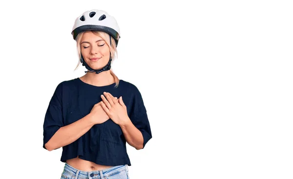 Jeune Belle Femme Blonde Portant Casque Vélo Souriant Avec Les — Photo