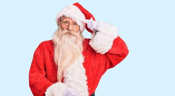 Gri Saçlı Uzun Sakallı Geleneksel Noel Baba Kostümü Giyen Yaşlı — Stok fotoğraf