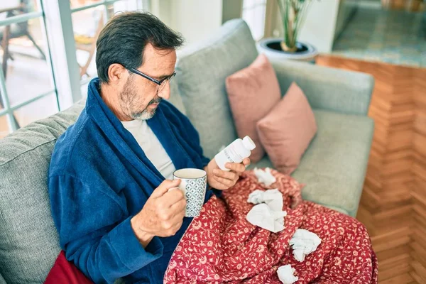 Orta Yaşlı Bir Adam Evde Üşütmüş Ateşi Var Kanepede Oturan — Stok fotoğraf