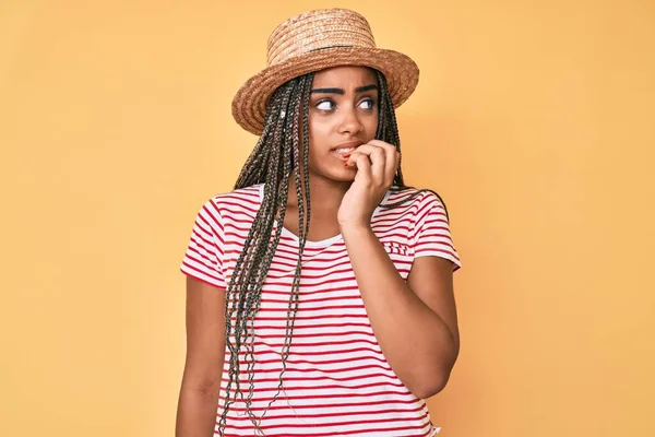 Jonge Afro Amerikaanse Vrouw Met Vlechten Die Gestrest Nerveus Uitzien — Stockfoto