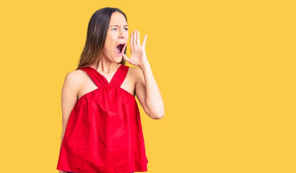 Beautiful Brunette Young Woman Wearing Casual Clothes Shouting Screaming Loud — Stock Photo, Image