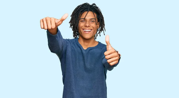 Jonge Afro Amerikaanse Man Draagt Casual Wintertrui Die Positief Gebaar — Stockfoto