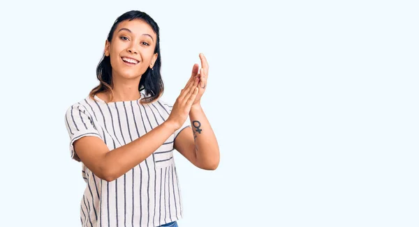 Mujer Joven Con Ropa Casual Aplaudiendo Aplaudiendo Felices Alegres Sonriendo — Foto de Stock