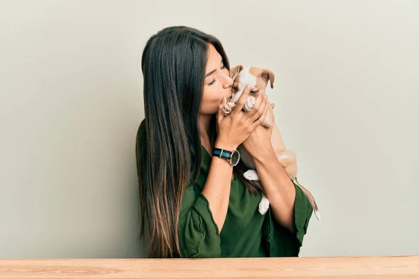 Latin Kökenli Genç Bir Kız Sarılıp Öpüşen Bir Köpek Masanın — Stok fotoğraf