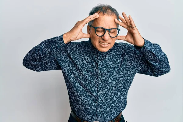 Hombre Indio Mediana Edad Que Usa Ropa Casual Gafas Con —  Fotos de Stock