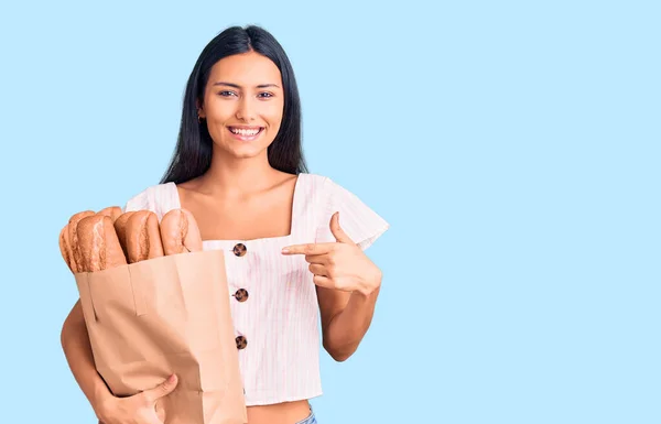 Jong Mooi Latin Meisje Holding Papieren Zak Met Brood Lachend — Stockfoto