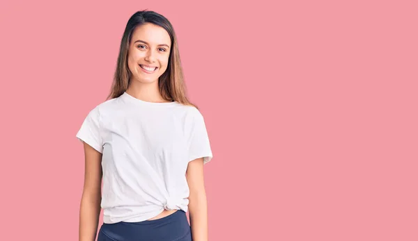 Joven Hermosa Chica Vistiendo Camiseta Casual Con Aspecto Positivo Feliz — Foto de Stock