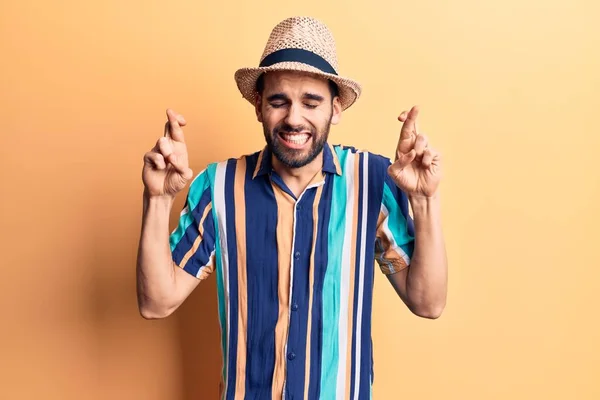 Young Handsome Man Beard Wearing Summer Hat Shirt Gesturing Finger — Stock Photo, Image