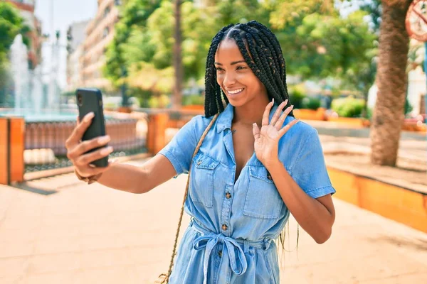 Νεαρή Αφροαμερικανή Γυναίκα Χαμογελά Ευτυχισμένη Κάνοντας Βιντεοκλήση Χρησιμοποιώντας Smartphone Στο — Φωτογραφία Αρχείου