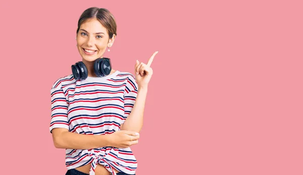 Beautiful Caucasian Woman Blonde Hair Wearing Gym Clothes Using Headphones — Stock Photo, Image