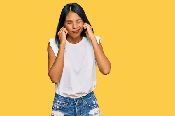 Молодая Африканская Американка Повседневной Одежде Закрывает Уши Пальцами Раздраженным Выражением — стоковое фото