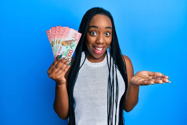 Joven Mujer Afroamericana Sosteniendo 100 Nuevos Billetes Zealand Dólares Celebrando —  Fotos de Stock