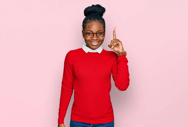 Jonge Afro Amerikaanse Vrouw Met Casual Kleding Bril Wijzend Met — Stockfoto