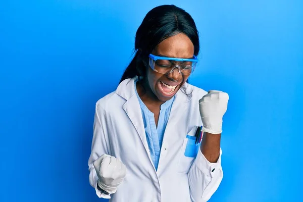 Jeune Femme Afro Américaine Portant Uniforme Scientifique Célébrant Surpris Étonnés — Photo