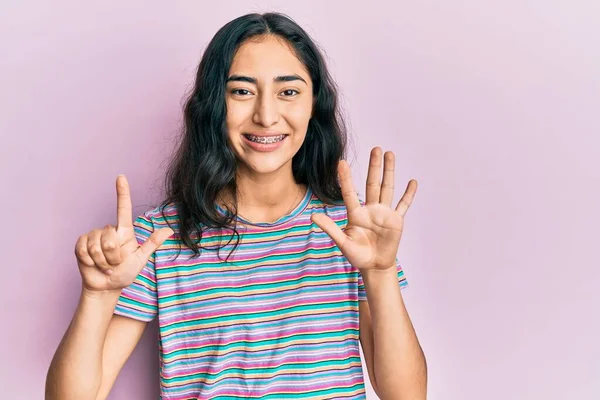 Adolescente Hispana Con Frenos Dentales Con Ropa Casual Mostrando Señalando —  Fotos de Stock