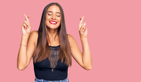 Young Hispanic Woman Wearing Casual Clothes Gesturing Finger Crossed Smiling — Stock Photo, Image