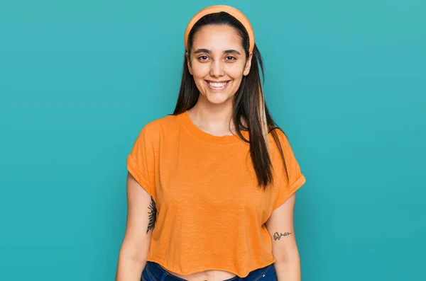 Jonge Spaanse Vrouw Casual Kleding Met Een Vrolijke Coole Glimlach — Stockfoto
