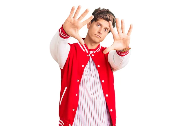 Mladý Pohledný Muž Baseballové Uniformě Pomocí Rukou Dlaně Prsty Kamera — Stock fotografie