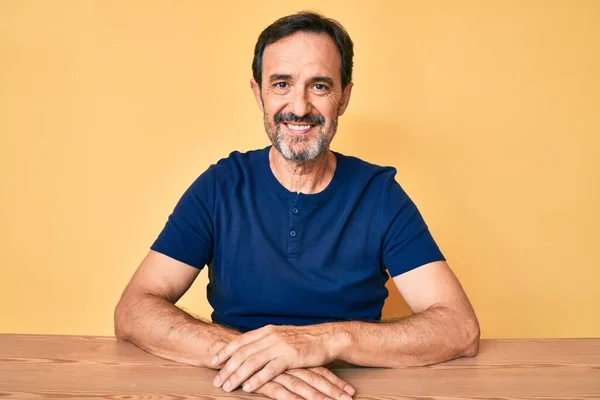 Középkorú Spanyol Férfi Alkalmi Ruhában Asztalon Boldog Hűvös Mosollyal Arcán — Stock Fotó
