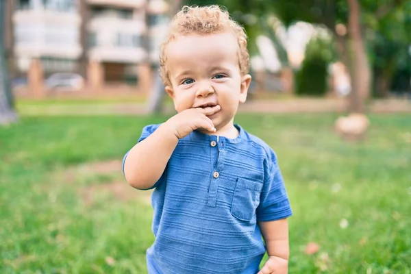 Triste Niño Poniendo Los Dedos Boca Tocando Las Encías Porque —  Fotos de Stock