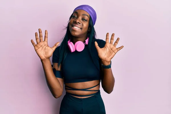 Jonge Afro Amerikaanse Vrouw Draagt Sportkleding Gebruikt Koptelefoon Met Vingers — Stockfoto