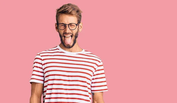 Knappe Blonde Man Met Baard Casual Kleren Glazen Steken Tong — Stockfoto