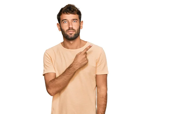 Knappe Jongeman Met Baard Casual Tshirt Wijzend Met Hand Naar — Stockfoto