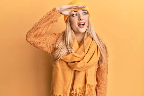 Mulher Branca Jovem Vestindo Camisola Inverno Boné Muito Feliz Sorridente — Fotografia de Stock