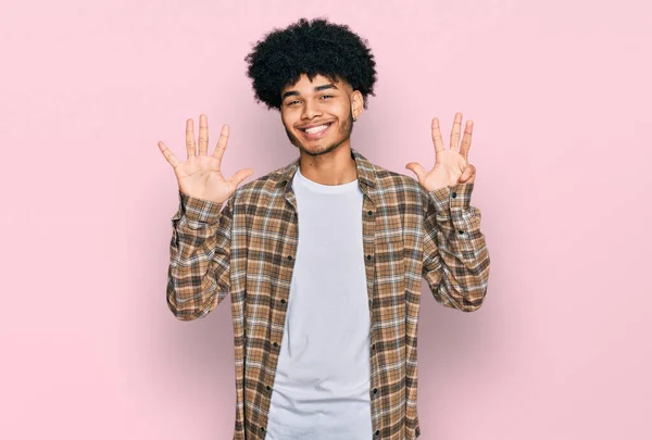 Joven Afroamericano Con Cabello Afro Usando Ropa Casual Mostrando Señalando — Foto de Stock