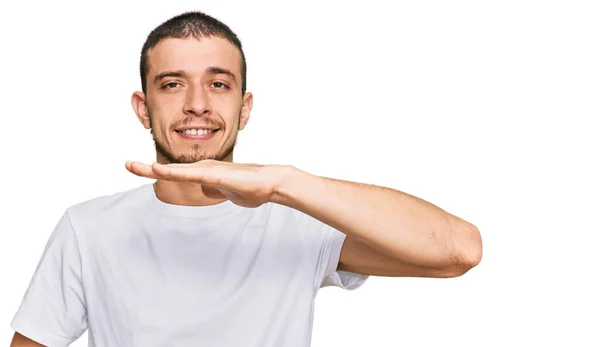 Joven Hispano Con Camiseta Blanca Casual Haciendo Gestos Con Las —  Fotos de Stock