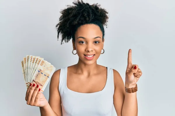 Chica Afroamericana Joven Sosteniendo Billetes 100 Coronas Danesas Sonriendo Con —  Fotos de Stock