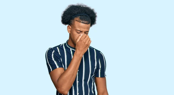 Afrikansk Amerikansk Man Med Afro Hår Bär Casual Kläder Trött — Stockfoto