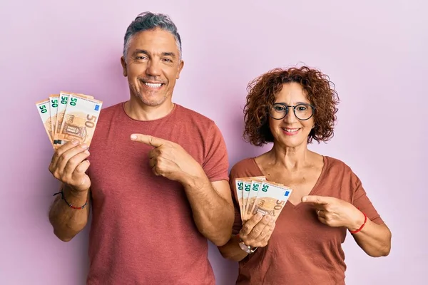 Belo Casal Meia Idade Segurando Monte Notas Euro Sorrindo Feliz — Fotografia de Stock