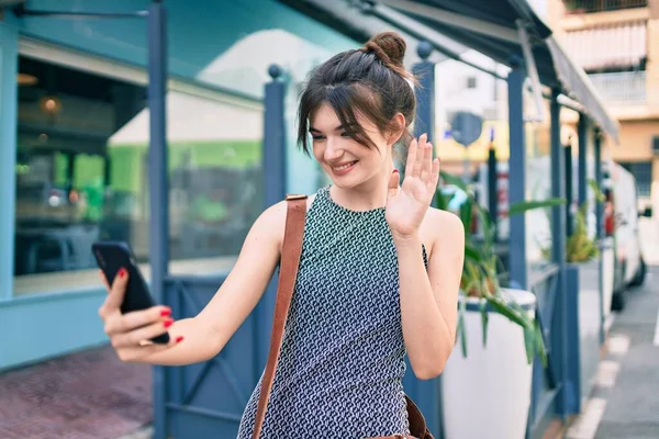 Junge Kaukasische Geschäftsfrau Lächelt Glücklich Beim Videotelefonieren Mit Dem Smartphone — Stockfoto