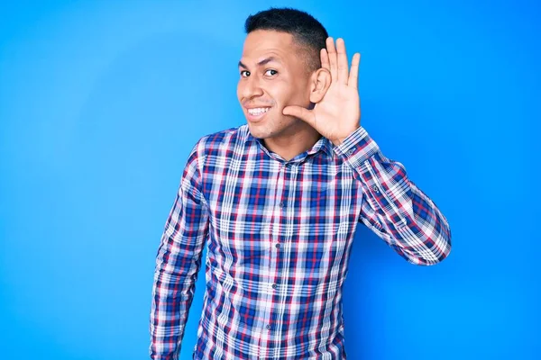 Homem Latino Bonito Jovem Vestindo Roupas Casuais Sorrindo Com Mão — Fotografia de Stock