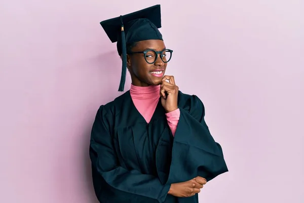 Ung Afrikansk Amerikansk Flicka Bär Examen Mössa Och Ceremoni Mantel — Stockfoto