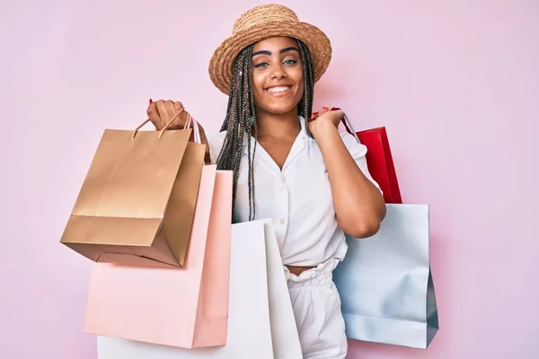 Junge Afrikanisch Amerikanische Frau Mit Zöpfen Und Einkaufstüten Die Mit — Stockfoto