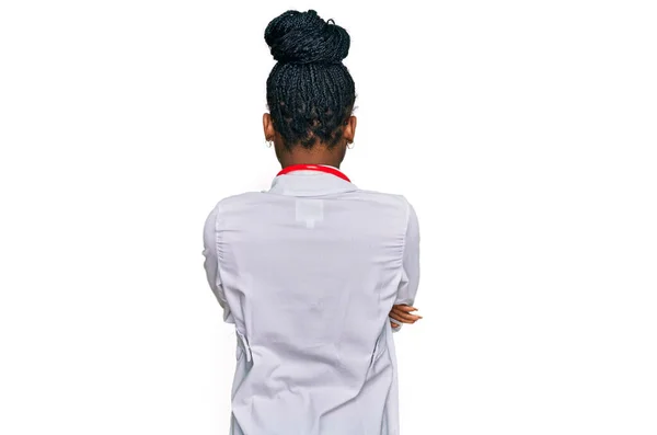 Ung Afrikansk Amerikansk Kvinna Klädd Doktor Uniform Och Stetoskop Står — Stockfoto
