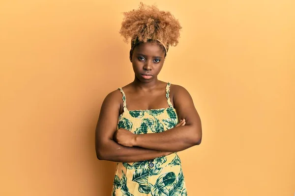 Jeune Femme Africaine Aux Cheveux Afro Portant Une Robe Été — Photo