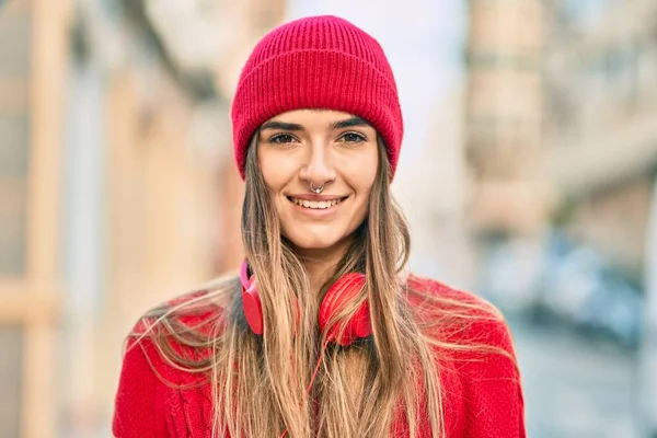 Jonge Spaanse Vrouw Met Wollen Pet Met Koptelefoon Stad — Stockfoto