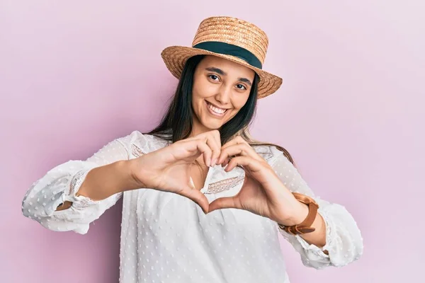 Wanita Muda Hispanik Mengenakan Topi Musim Panas Tersenyum Dalam Cinta — Stok Foto