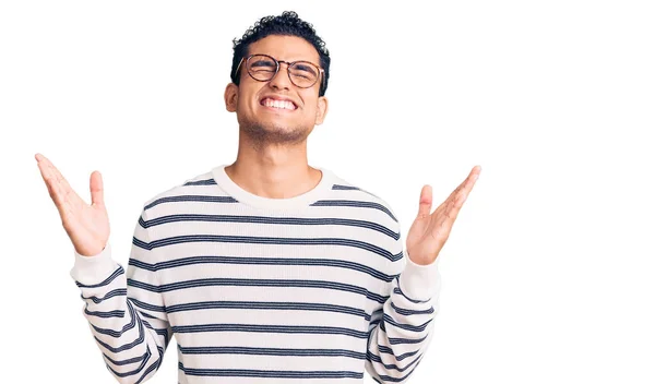 Jovem Hispânico Bonito Vestindo Roupas Casuais Óculos Celebrando Louco Louco — Fotografia de Stock