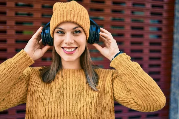 Jovem Loira Sorrindo Feliz Usando Fones Ouvido Cidade — Fotografia de Stock