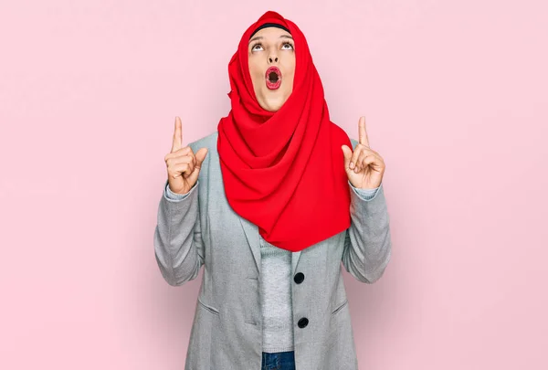 Schöne Hispanische Frau Mit Traditionellem Islamischen Hijab Schal Staunte Und — Stockfoto