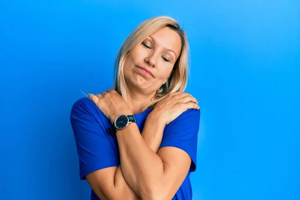 Medelålders Kaukasiska Kvinna Bär Casual Blå Skjorta Krama Sig Glad — Stockfoto