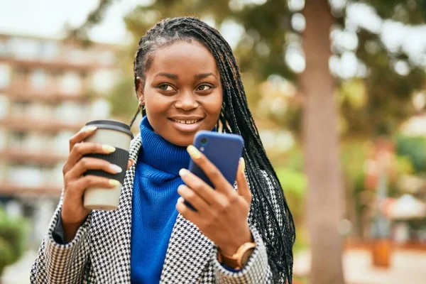 Jovem Empresária Afro Americana Usando Smartphone Bebendo Café Parque — Fotografia de Stock