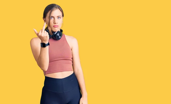 Beautiful Caucasian Young Woman Wearing Gym Clothes Using Headphones Showing — Fotografia de Stock