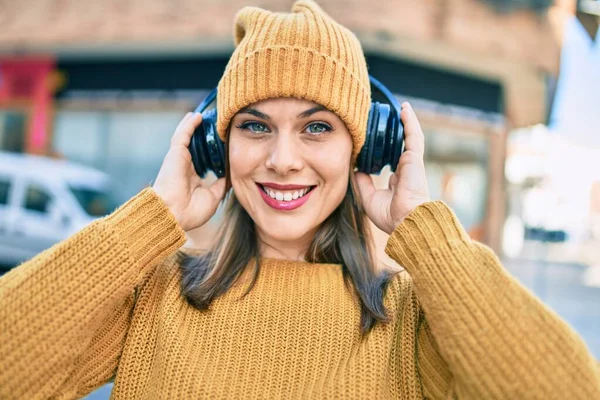 Junge Blonde Frau Lächelt Glücklich Mit Kopfhörern Die Stadt — Stockfoto