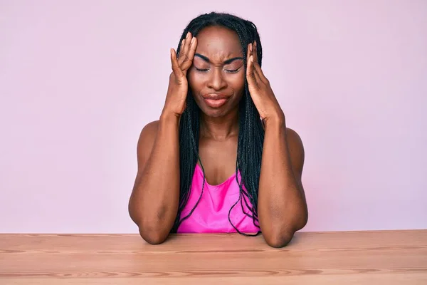 African American Woman Braids Wearing Casual Clothes Sitting Table Suffering — Stock Photo, Image